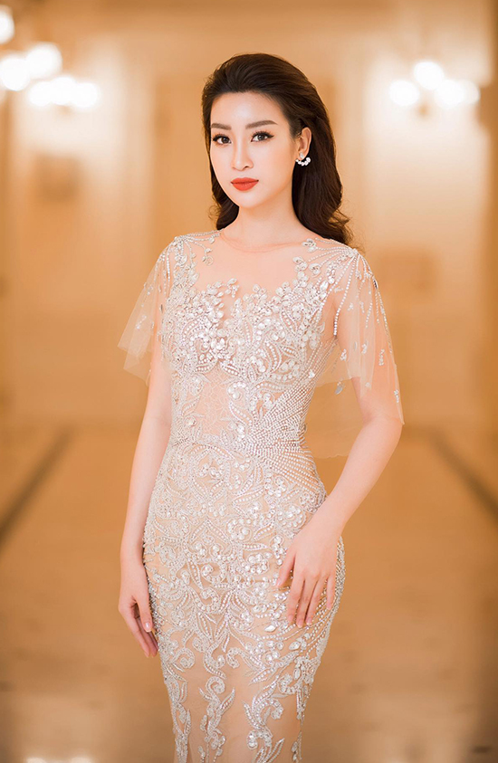 Những bộ đầm tôn vẻ nữ tính của Hoa hậu Mỹ Linh